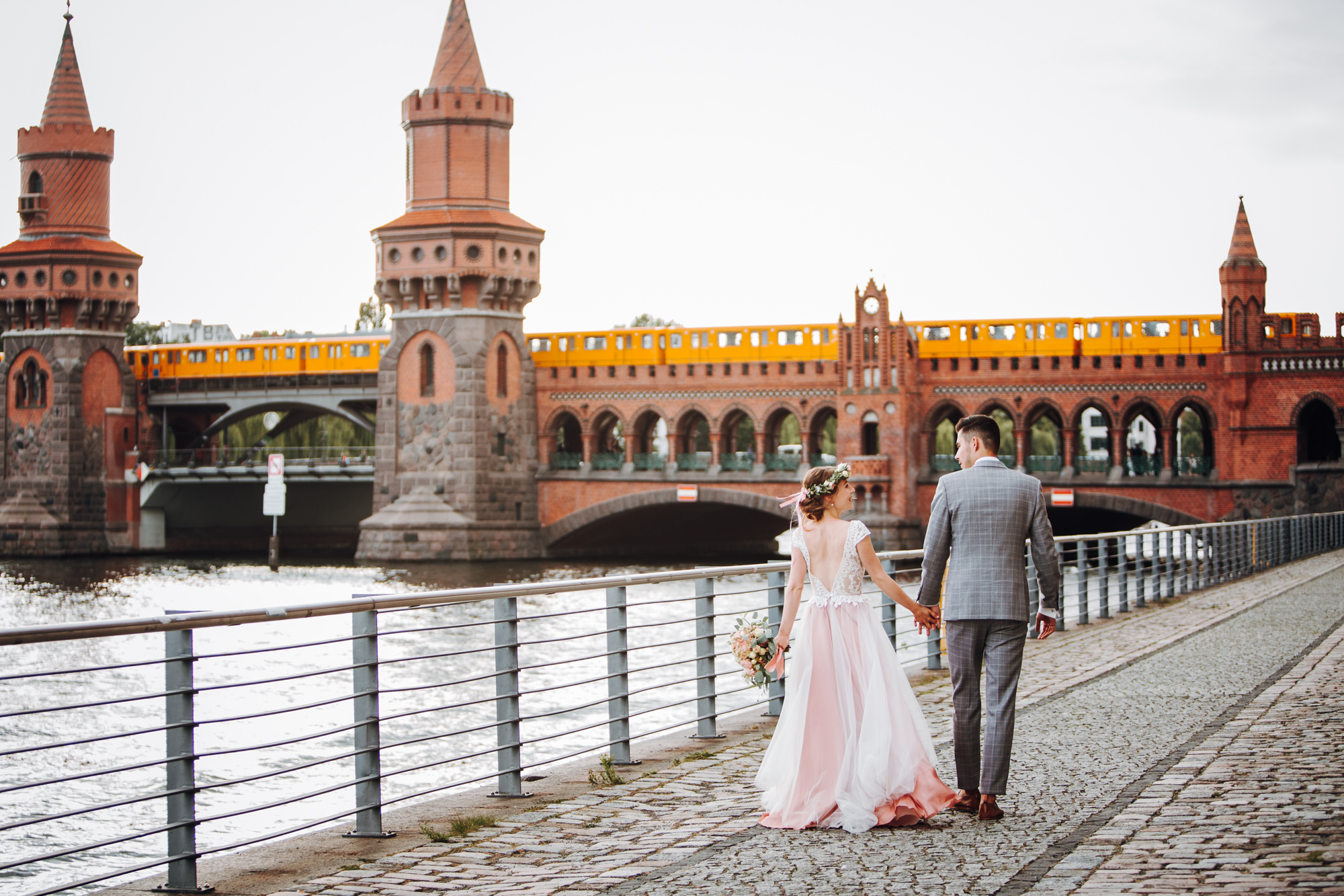 EineLiebeLang Hochzeitsfoto Berlin City