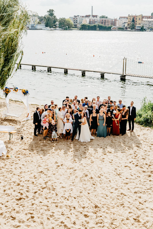 EineLiebeLang Hochzeitsfoto TrauungAmStrandInBerlin