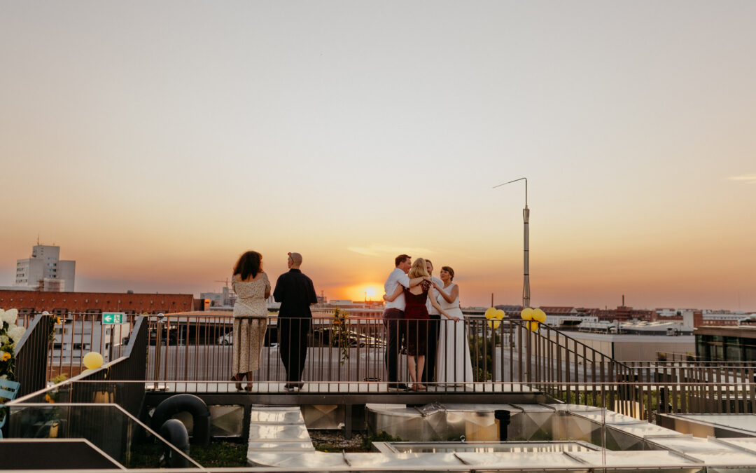 Hochzeitsfeier auf einer Rooftopbar in Berlin